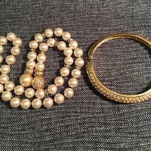 Costume pearls and bracelet.
